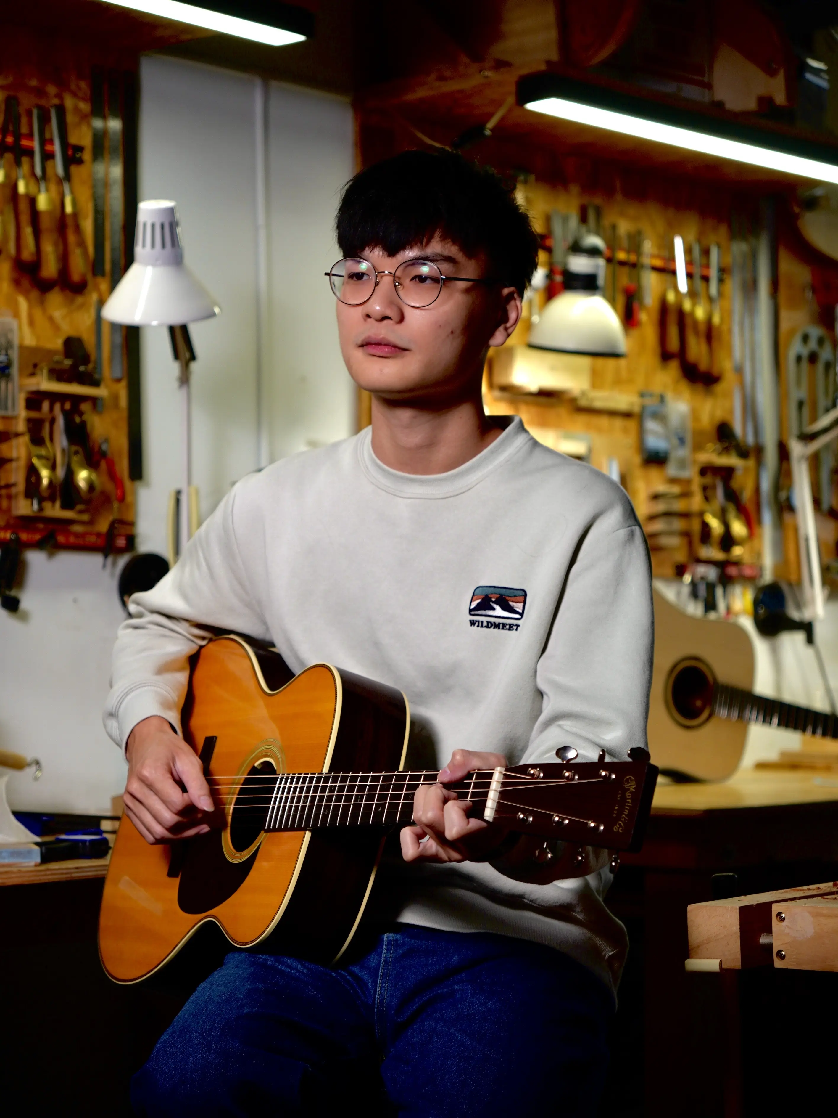 曾家緯老師於吉他維度工作室彈奏吉他