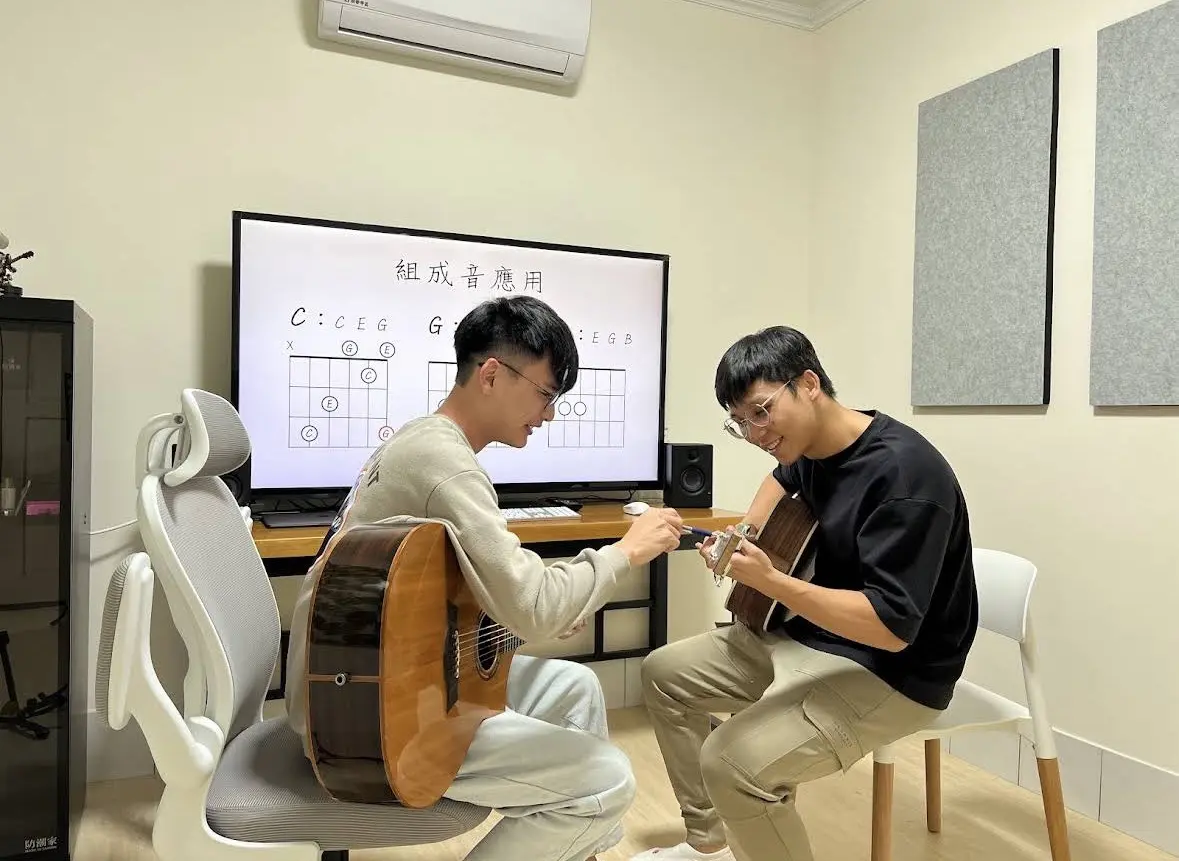 曾家緯老師與學員對坐示範和弦組成音