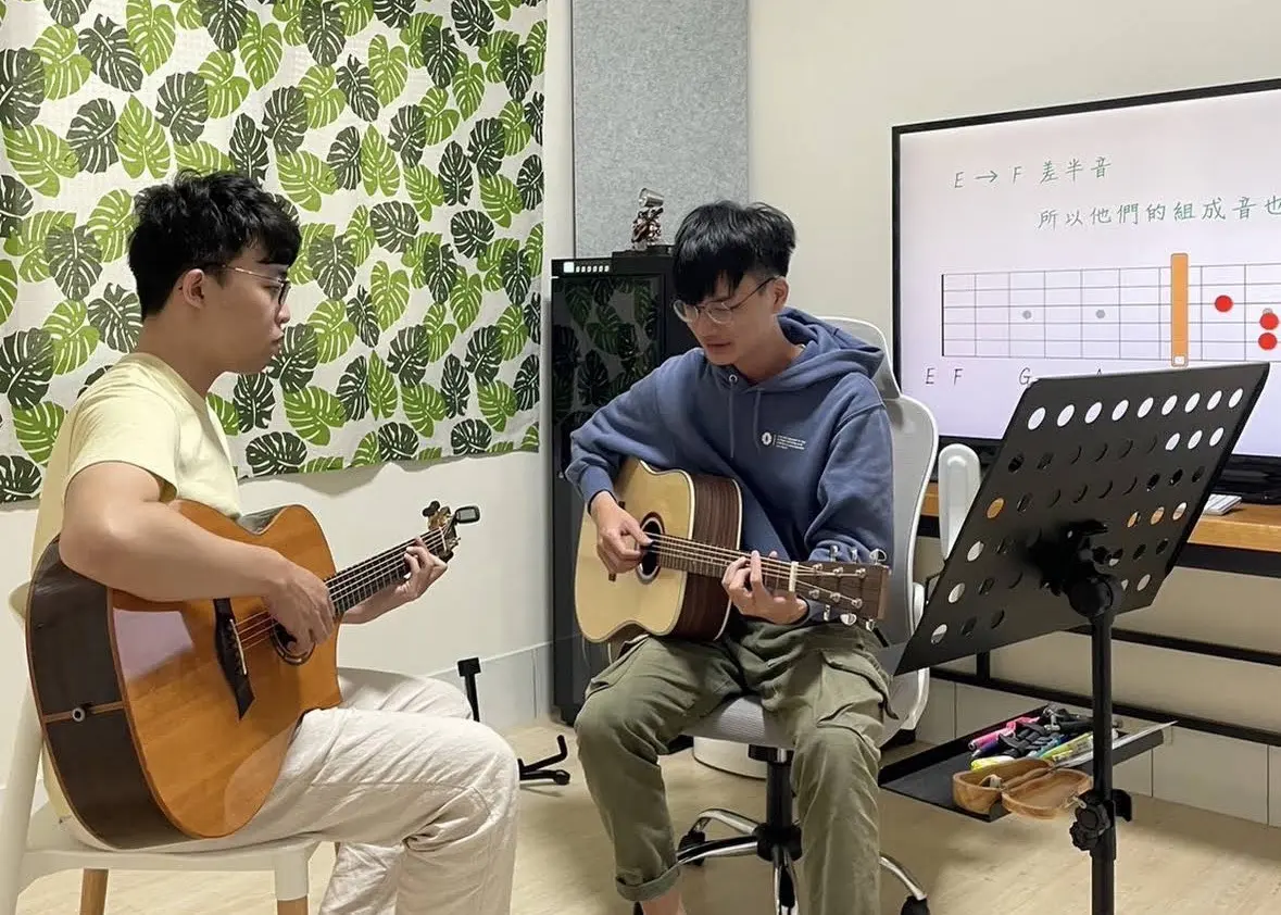 曾家緯老師與學員於吉他坊合奏練習