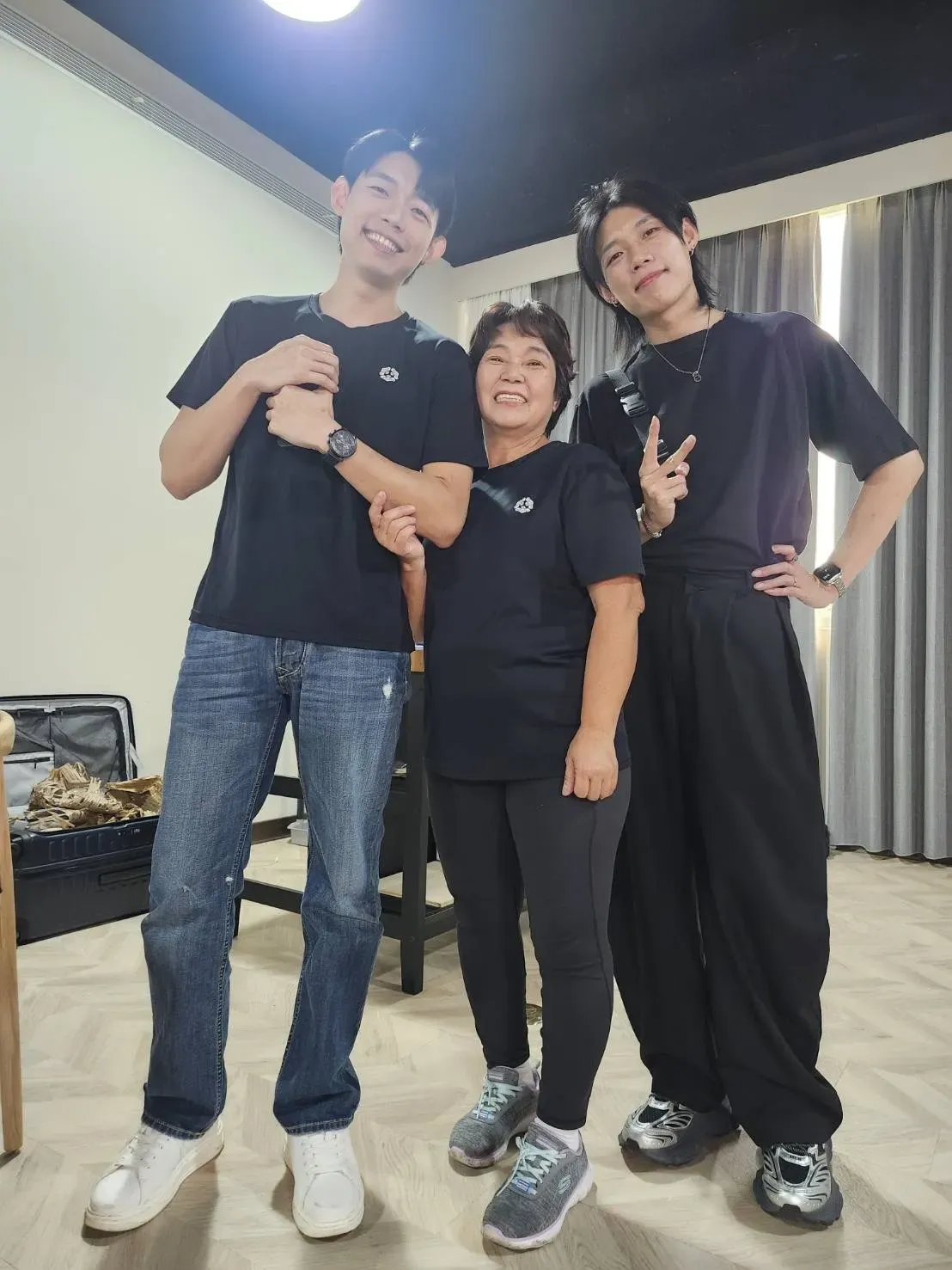 惜緣亭阿美姐與接棒的雙胞胎兄弟合影